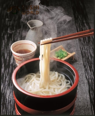 FROZENEN Udon-Nudeln mit Buchweizen im traditionellen japanischen Stil