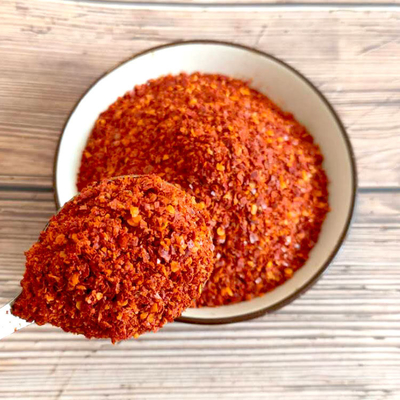 Heiße, scharfe, rote Paprika, zerkleinerte Rohstoffe für Gewürze aus einzelnen Kräutern
