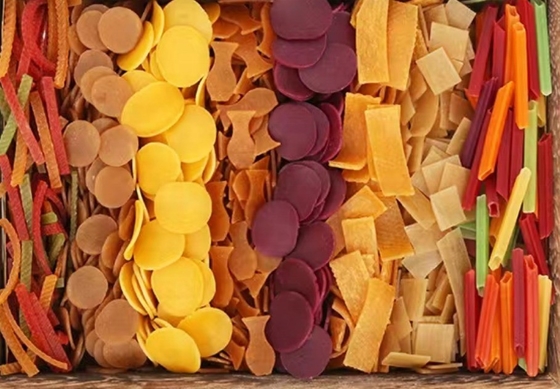 Ungekochtes getrocknetes rotes Pellets Kartoffelchips CRISPY PAOSI Gemischter Embryonenmaterial