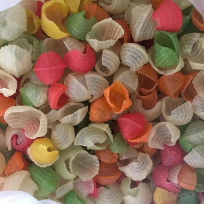 Roh, getrocknet, roter Pellets, Kartoffelchips, gepuffene Lebensmittel aus normalen gelben Materialien