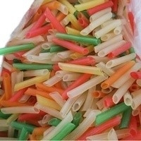 Roh, getrocknet, roter Pellets, Kartoffelchips, gepuffene Lebensmittel aus normalen gelben Materialien