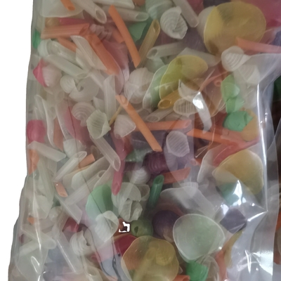 Roh, getrocknet, roter Pellets, Kartoffelchips, gepuffene Lebensmittel aus normalen gelben Materialien