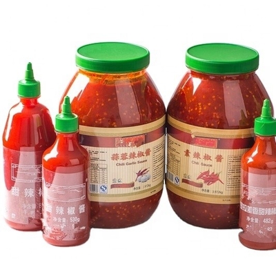 Konservierter Chilischmaß Süßes Sriracha Hot Chili Sauce und angemessene Inhalte