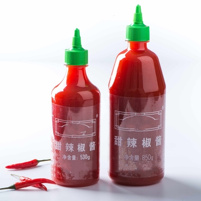 Konservierter Chilischmaß Süßes Sriracha Hot Chili Sauce und angemessene Inhalte