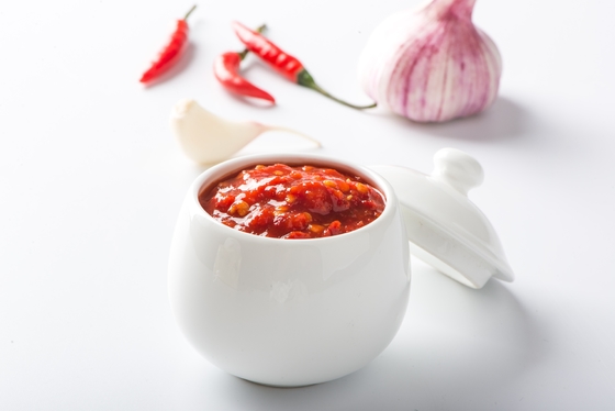 Konservierter Chilischmaß Süßes Sriracha Hot Chili Sauce und angemessene Inhalte